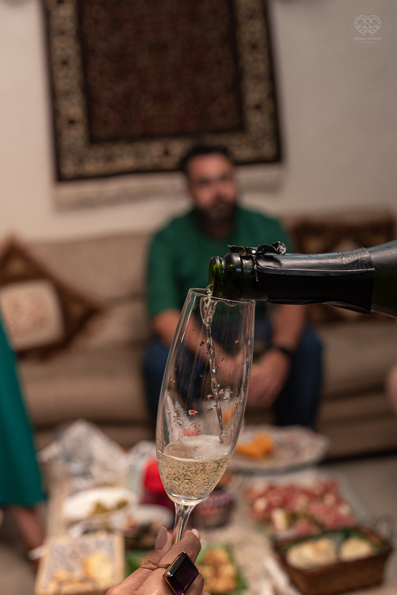 intimate wedding mini wedding feito em casa na cidade de santos fotografado pela fotografa premiada internacionalmente Nayara Andrade fotografia making of de noiva e noivo e jantar na casa da familia