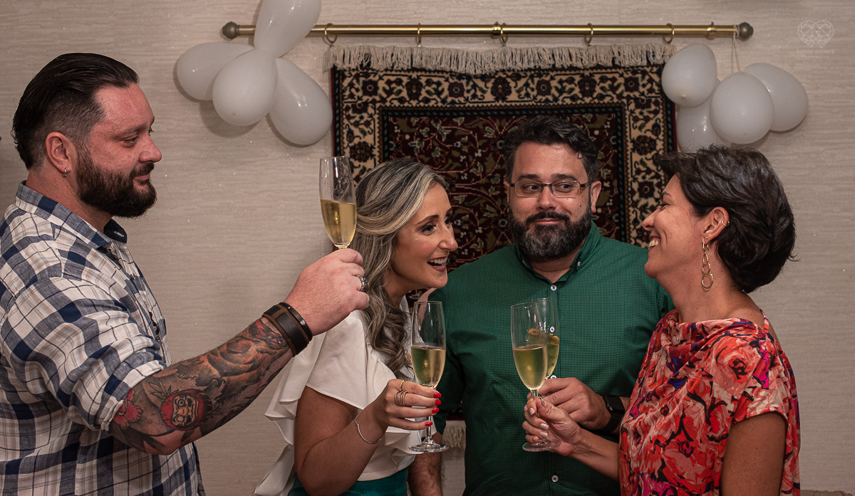 intimate wedding mini wedding feito em casa na cidade de santos fotografado pela fotografa premiada internacionalmente Nayara Andrade fotografia making of de noiva e noivo e jantar na casa da familia