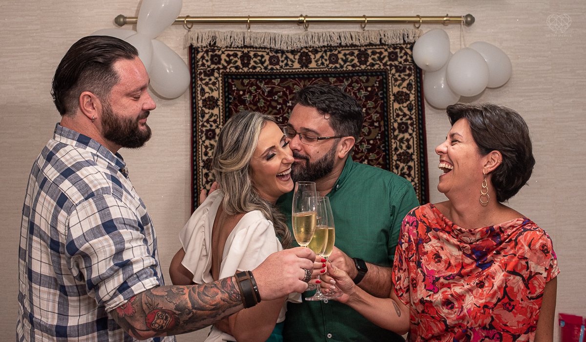 intimate wedding mini wedding feito em casa na cidade de santos fotografado pela fotografa premiada internacionalmente Nayara Andrade fotografia making of de noiva e noivo e jantar na casa da familia