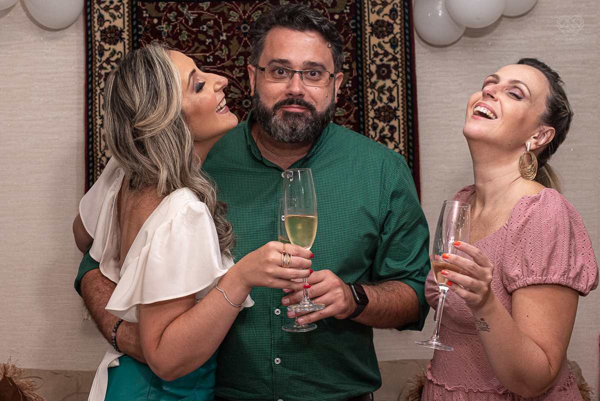 intimate wedding mini wedding feito em casa na cidade de santos fotografado pela fotografa premiada internacionalmente Nayara Andrade fotografia making of de noiva e noivo e jantar na casa da familia