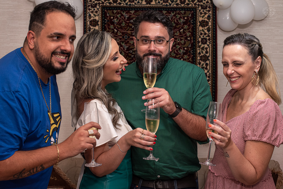 intimate wedding mini wedding feito em casa na cidade de santos fotografado pela fotografa premiada internacionalmente Nayara Andrade fotografia making of de noiva e noivo e jantar na casa da familia