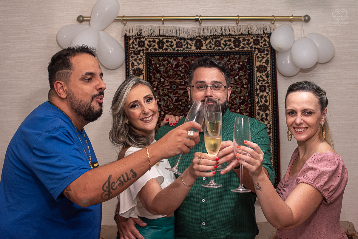 intimate wedding mini wedding feito em casa na cidade de santos fotografado pela fotografa premiada internacionalmente Nayara Andrade fotografia making of de noiva e noivo e jantar na casa da familia