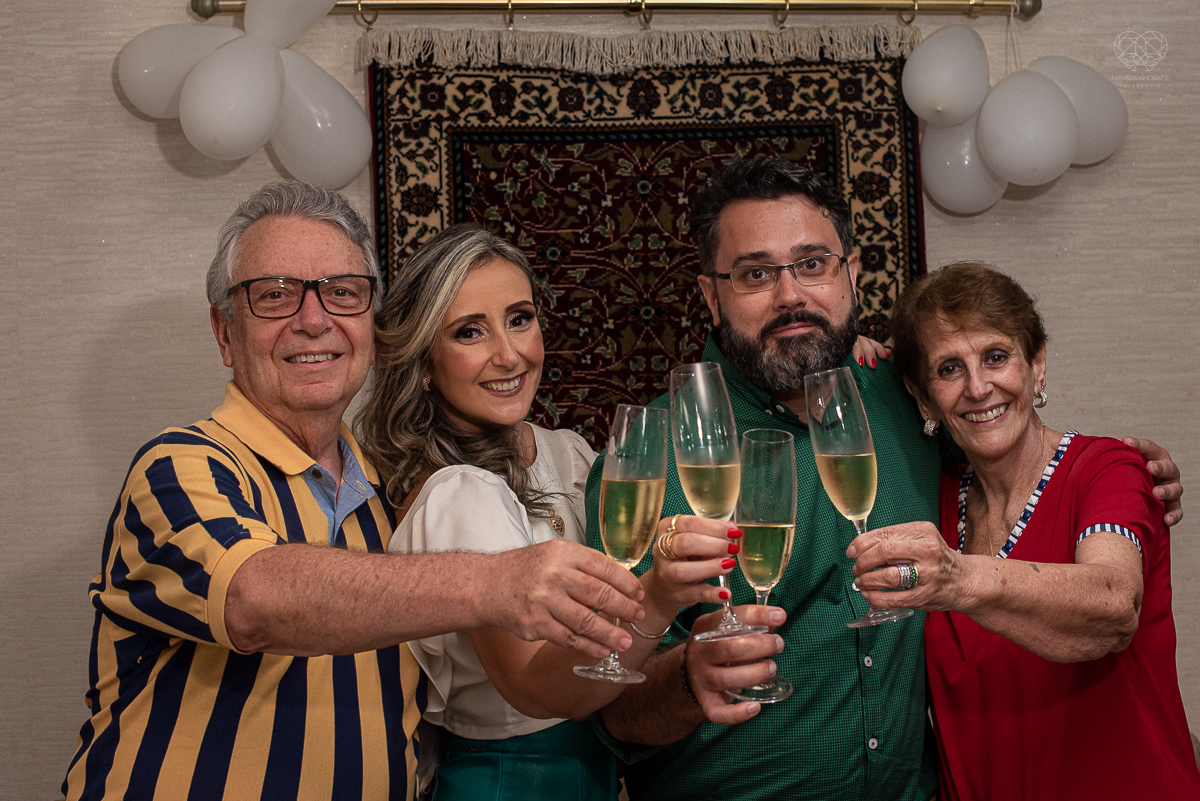 intimate wedding mini wedding feito em casa na cidade de santos fotografado pela fotografa premiada internacionalmente Nayara Andrade fotografia making of de noiva e noivo e jantar na casa da familia