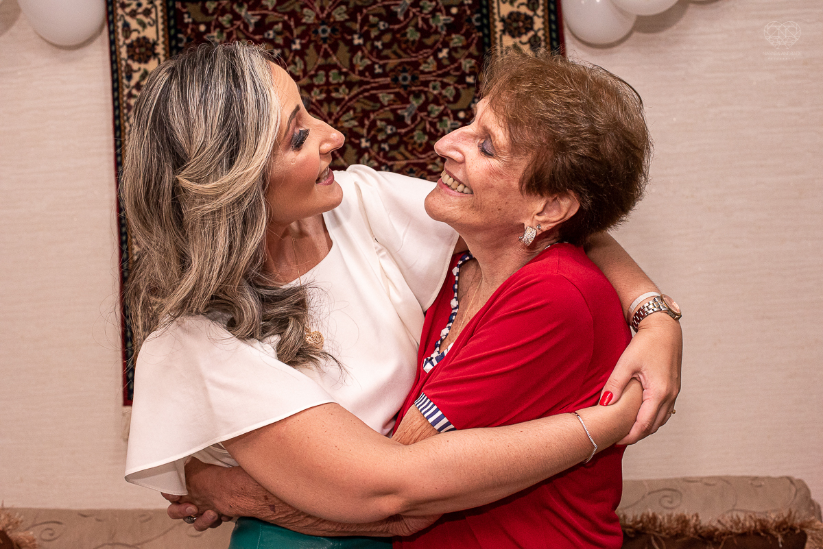 intimate wedding mini wedding feito em casa na cidade de santos fotografado pela fotografa premiada internacionalmente Nayara Andrade fotografia making of de noiva e noivo e jantar na casa da familia