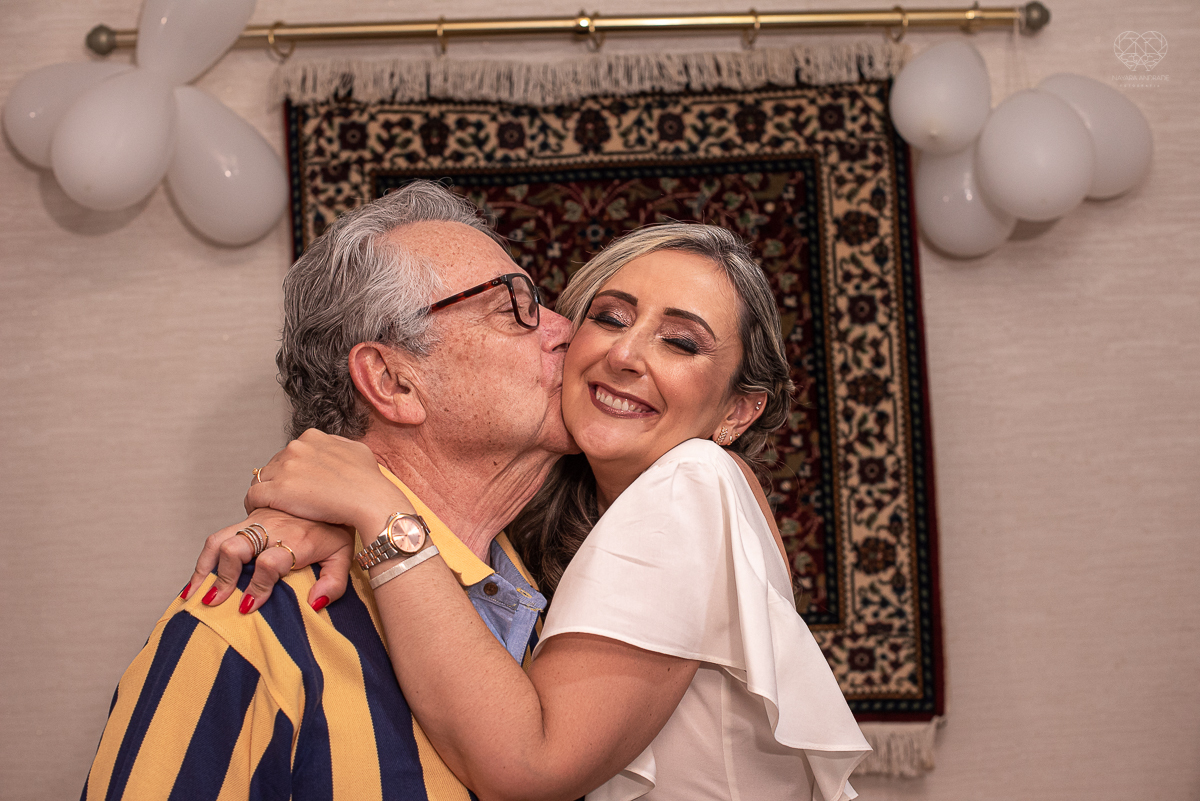 intimate wedding mini wedding feito em casa na cidade de santos fotografado pela fotografa premiada internacionalmente Nayara Andrade fotografia making of de noiva e noivo e jantar na casa da familia