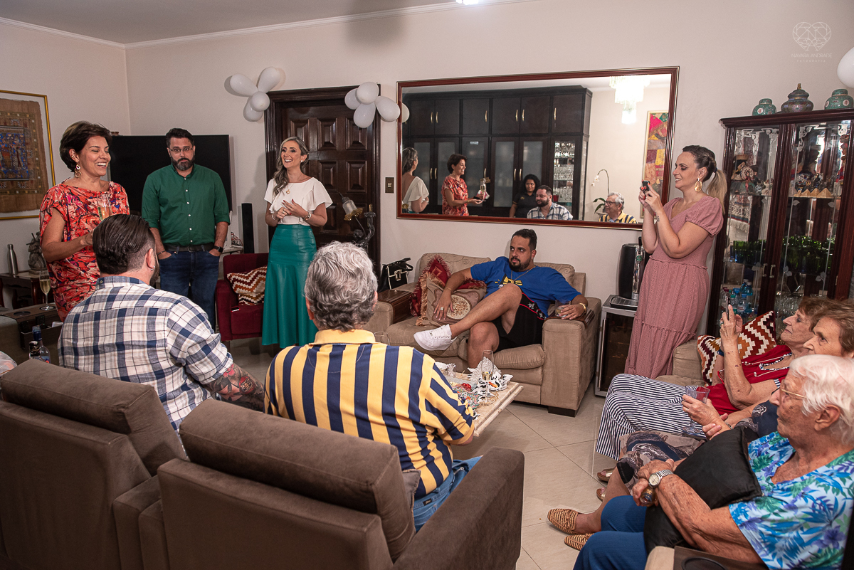 intimate wedding mini wedding feito em casa na cidade de santos fotografado pela fotografa premiada internacionalmente Nayara Andrade fotografia making of de noiva e noivo e jantar na casa da familia