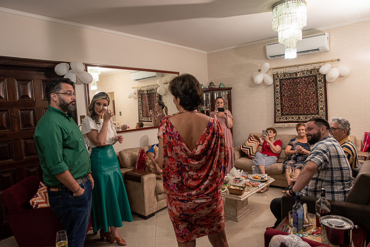 intimate wedding mini wedding feito em casa na cidade de santos fotografado pela fotografa premiada internacionalmente Nayara Andrade fotografia making of de noiva e noivo e jantar na casa da familia