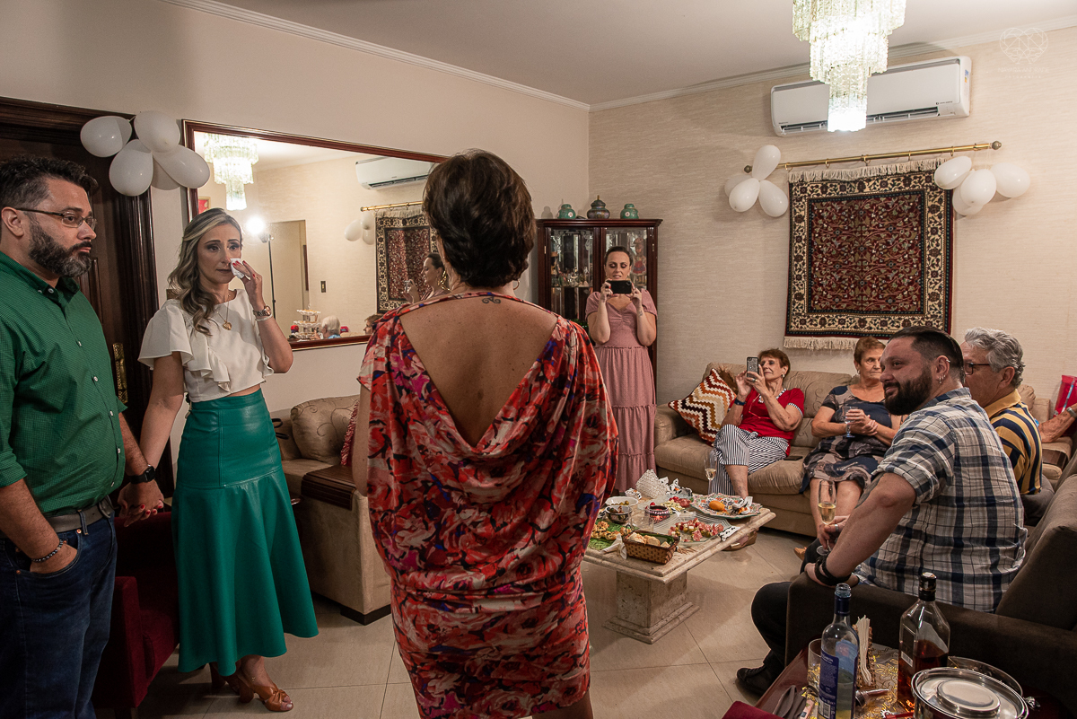 intimate wedding mini wedding feito em casa na cidade de santos fotografado pela fotografa premiada internacionalmente Nayara Andrade fotografia making of de noiva e noivo e jantar na casa da familia