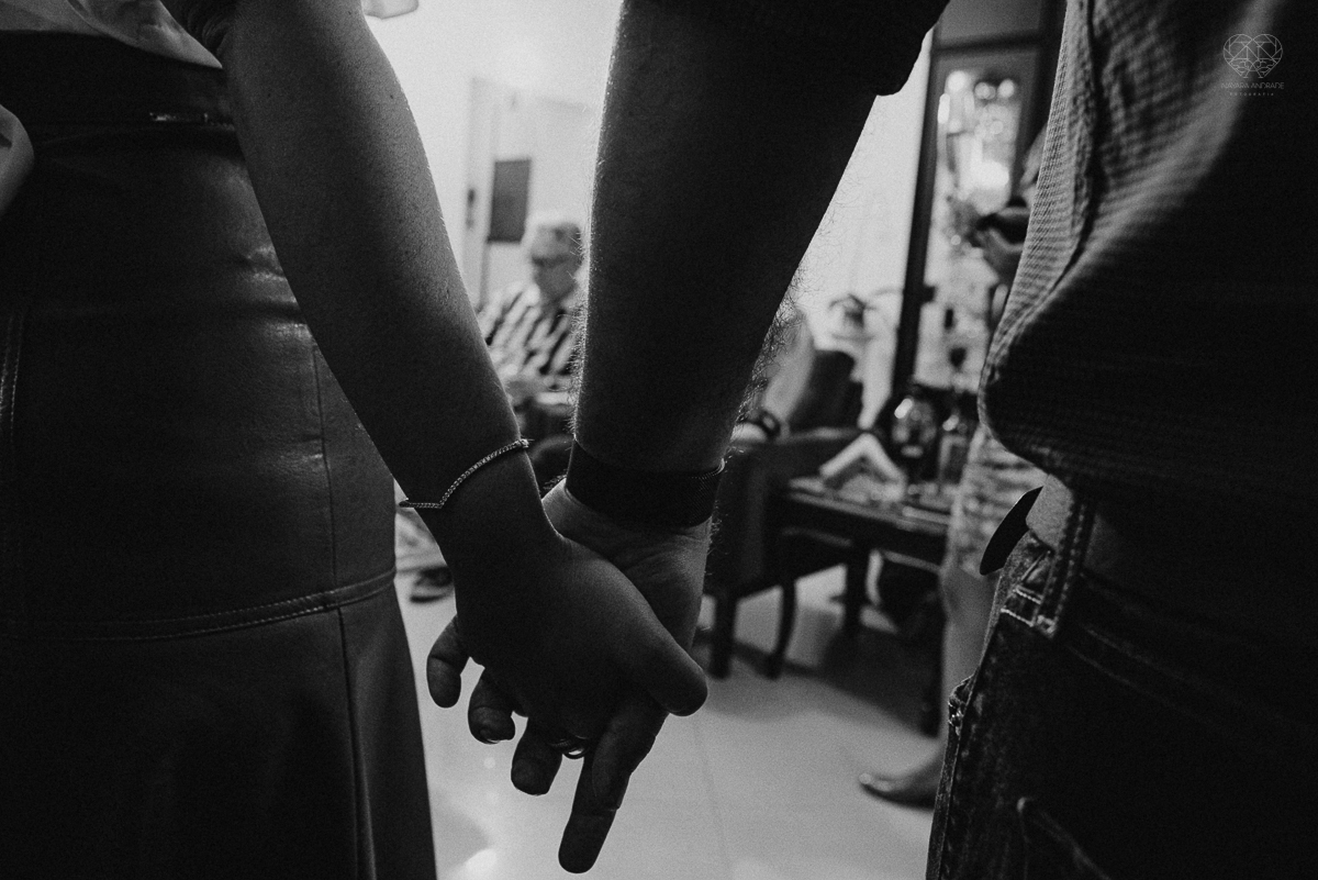 intimate wedding mini wedding feito em casa na cidade de santos fotografado pela fotografa premiada internacionalmente Nayara Andrade fotografia making of de noiva e noivo e jantar na casa da familia