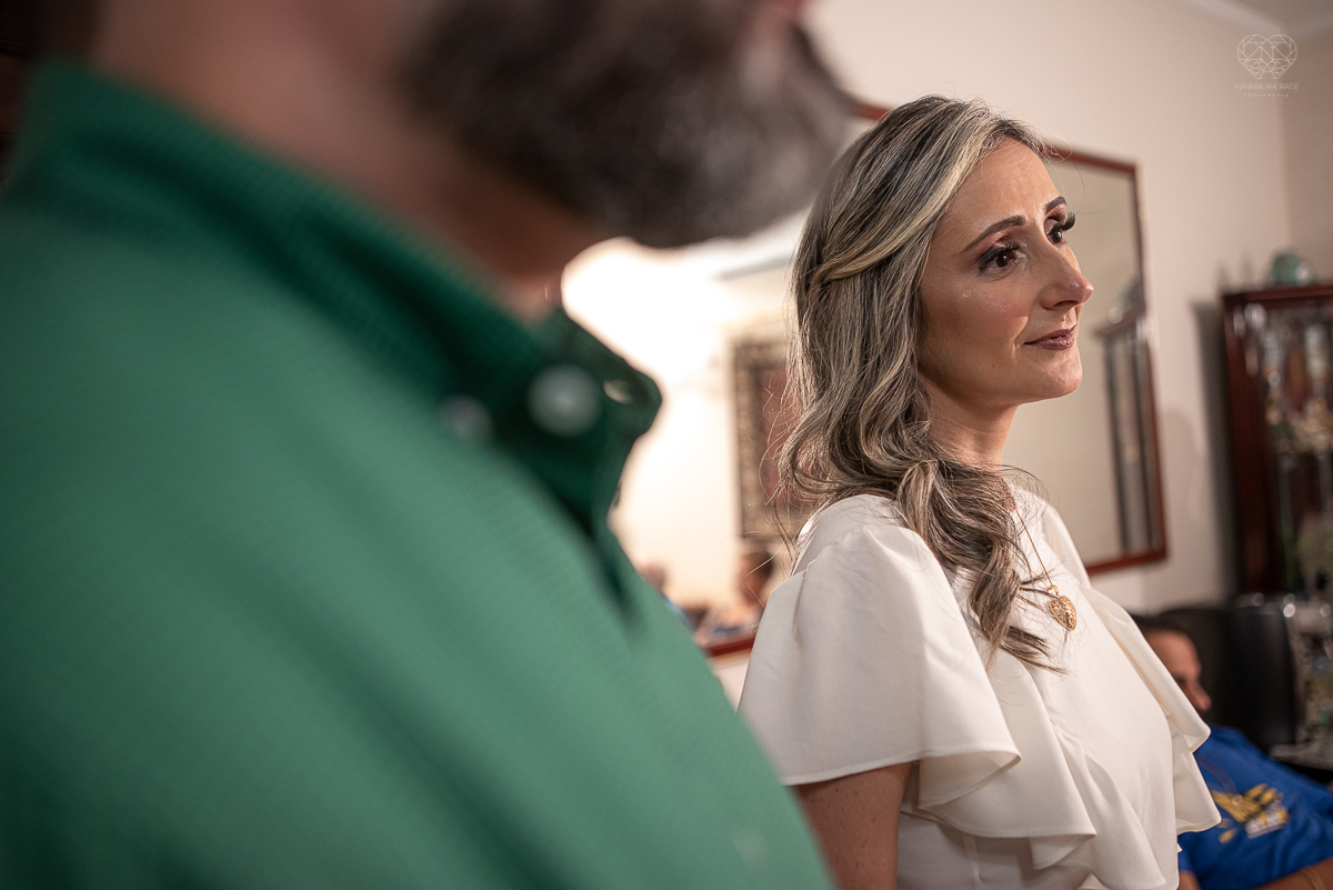 intimate wedding mini wedding feito em casa na cidade de santos fotografado pela fotografa premiada internacionalmente Nayara Andrade fotografia making of de noiva e noivo e jantar na casa da familia