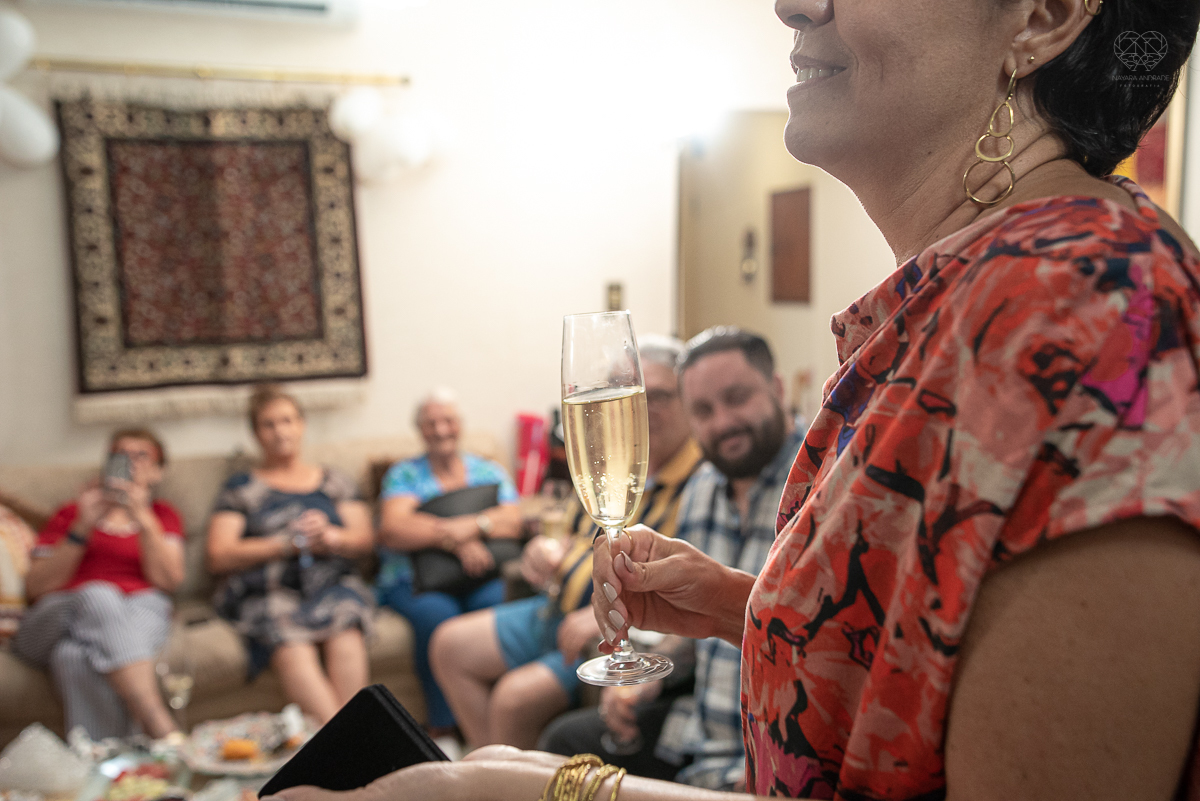 intimate wedding mini wedding feito em casa na cidade de santos fotografado pela fotografa premiada internacionalmente Nayara Andrade fotografia making of de noiva e noivo e jantar na casa da familia