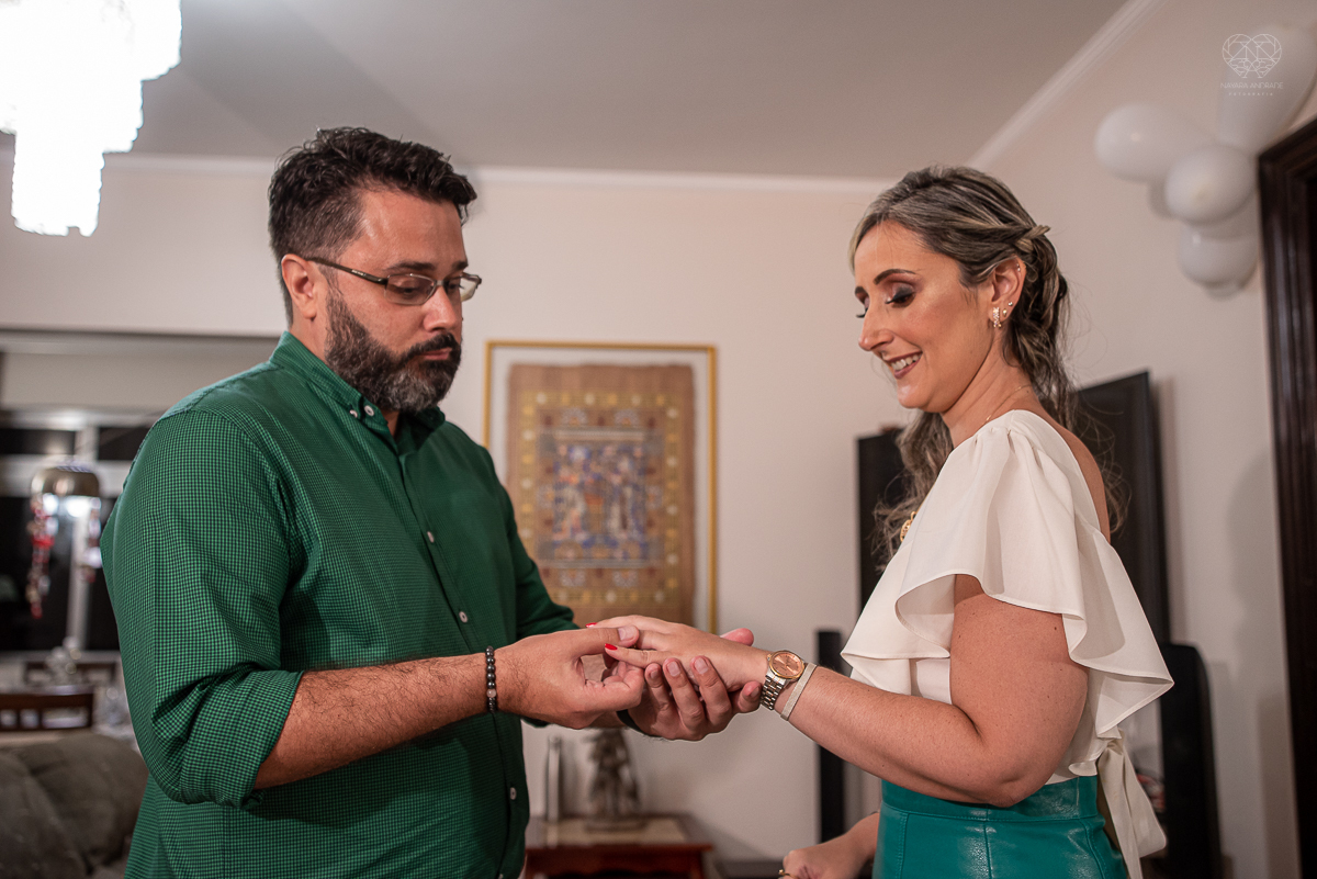 intimate wedding mini wedding feito em casa na cidade de santos fotografado pela fotografa premiada internacionalmente Nayara Andrade fotografia making of de noiva e noivo e jantar na casa da familia