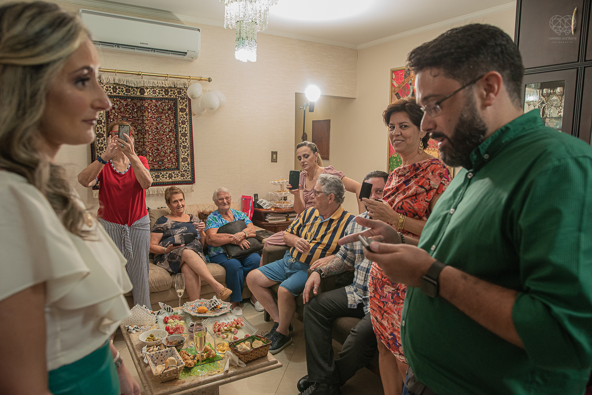 intimate wedding mini wedding feito em casa na cidade de santos fotografado pela fotografa premiada internacionalmente Nayara Andrade fotografia making of de noiva e noivo e jantar na casa da familia