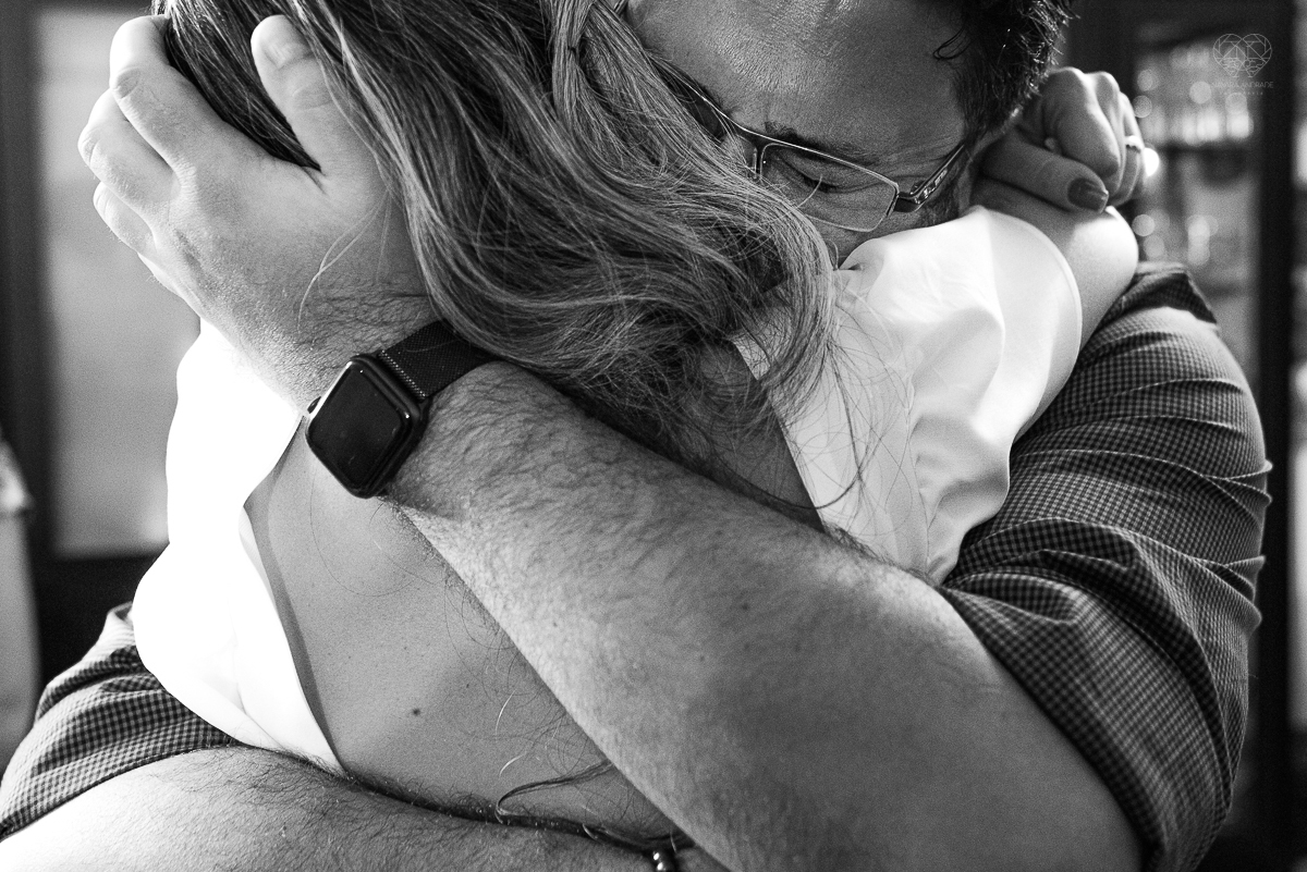 intimate wedding mini wedding feito em casa na cidade de santos fotografado pela fotografa premiada internacionalmente Nayara Andrade fotografia making of de noiva e noivo e jantar na casa da familia