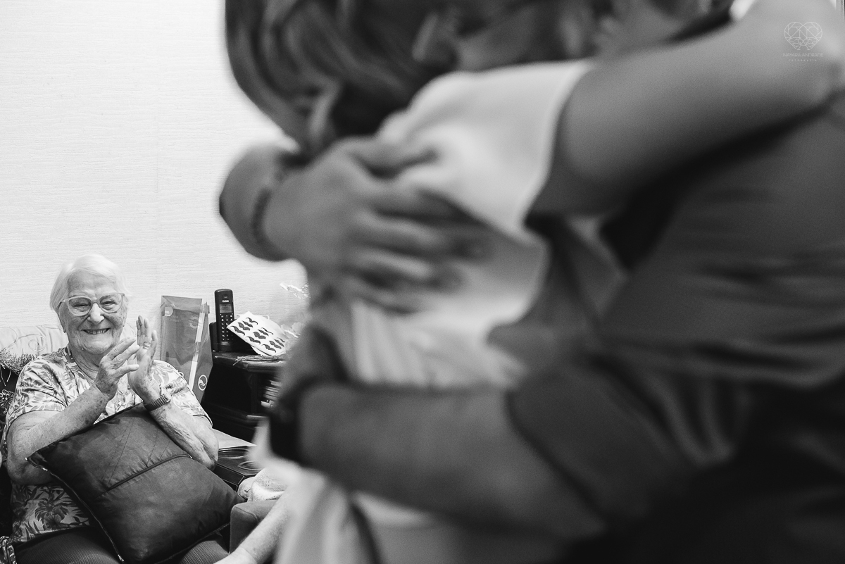 Fotografia de casamento civil cerimonia em meio a pandemia com mascara no cartorio de santos intimate wedding mini wedding feito em casa na cidade de santos fotografado pela fotografa premiada internacionalmente Nayara Andrade fotografia making of de noiv