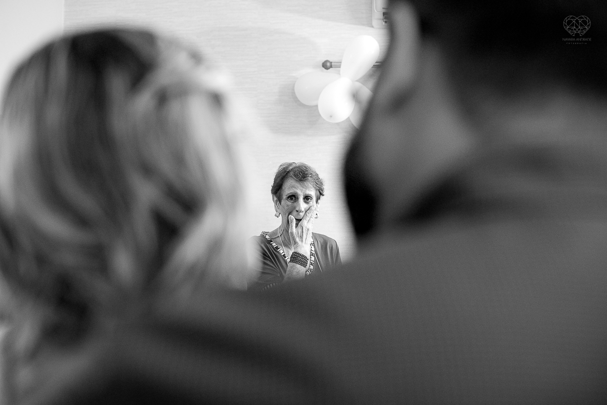 Fotografia de casamento civil cerimonia em meio a pandemia com mascara no cartorio de santos intimate wedding mini wedding feito em casa na cidade de santos fotografado pela fotografa premiada internacionalmente Nayara Andrade fotografia making of de noiv