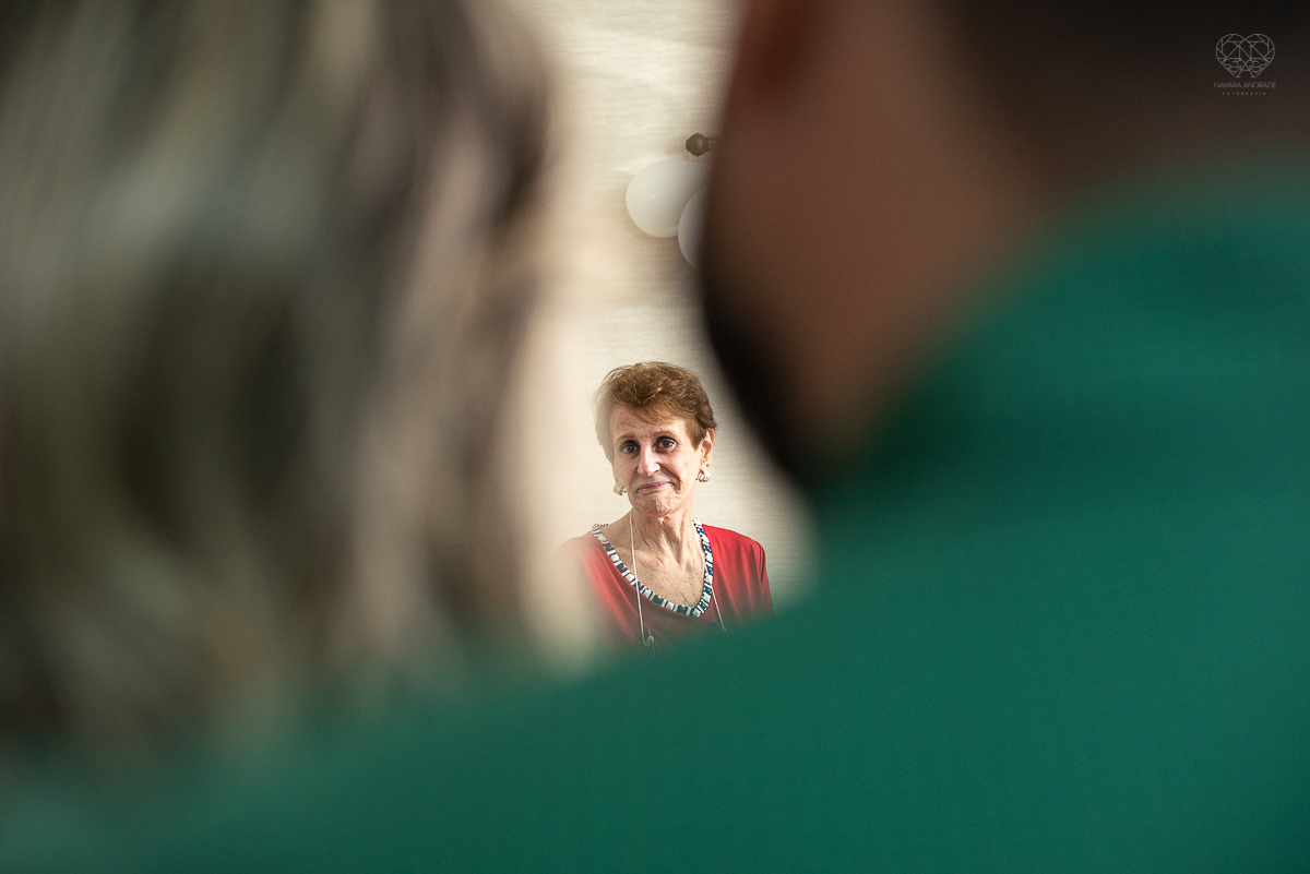 intimate wedding mini wedding feito em casa na cidade de santos fotografado pela fotografa premiada internacionalmente Nayara Andrade fotografia making of de noiva e noivo e jantar na casa da familia