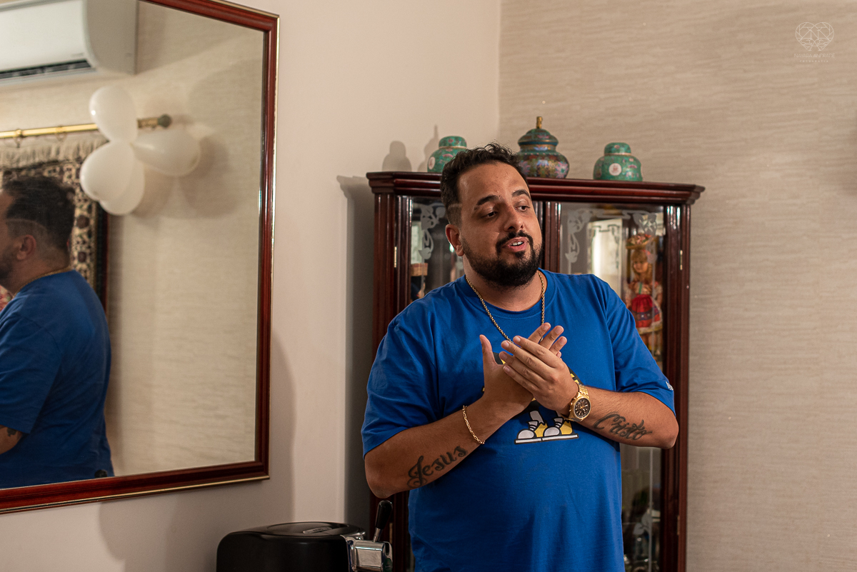 intimate wedding mini wedding feito em casa na cidade de santos fotografado pela fotografa premiada internacionalmente Nayara Andrade fotografia making of de noiva e noivo e jantar na casa da familia