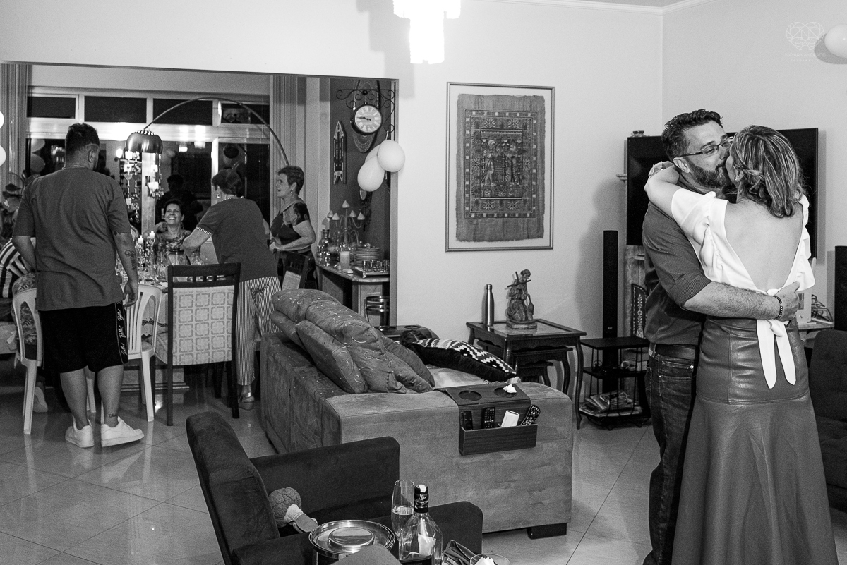 intimate wedding mini wedding feito em casa na cidade de santos fotografado pela fotografa premiada internacionalmente Nayara Andrade fotografia making of de noiva e noivo e jantar na casa da familia