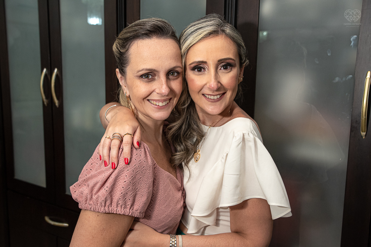 intimate wedding mini wedding feito em casa na cidade de santos fotografado pela fotografa premiada internacionalmente Nayara Andrade fotografia making of de noiva e noivo e jantar na casa da familia