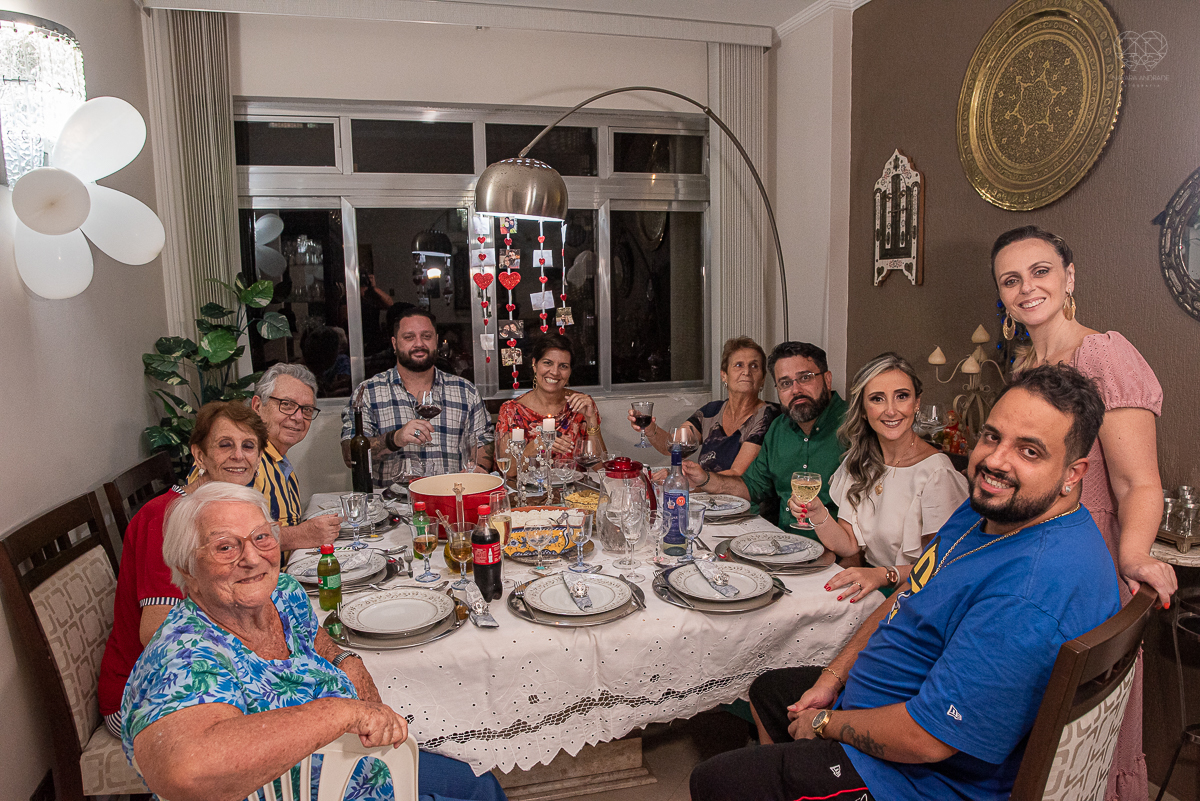 intimate wedding mini wedding feito em casa na cidade de santos fotografado pela fotografa premiada internacionalmente Nayara Andrade fotografia making of de noiva e noivo e jantar na casa da familia