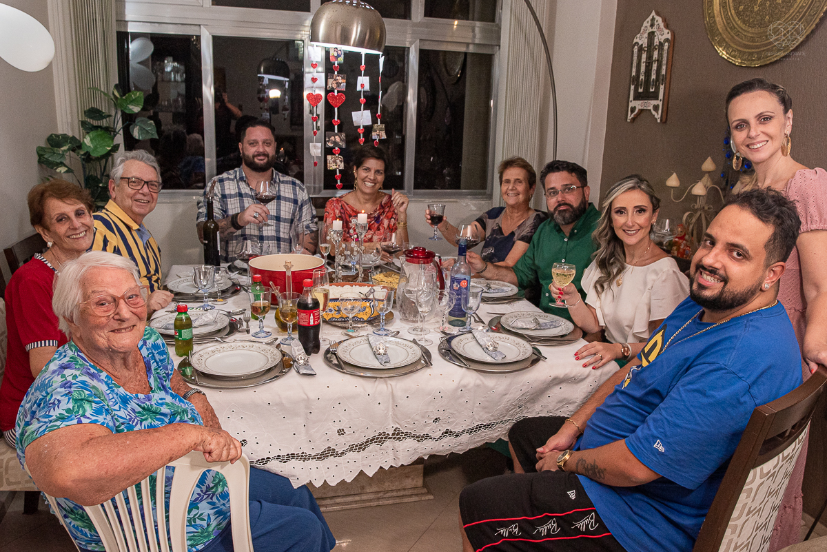 intimate wedding mini wedding feito em casa na cidade de santos fotografado pela fotografa premiada internacionalmente Nayara Andrade fotografia making of de noiva e noivo e jantar na casa da familia