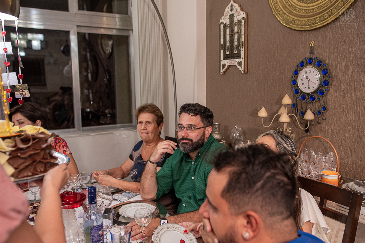 intimate wedding mini wedding feito em casa na cidade de santos fotografado pela fotografa premiada internacionalmente Nayara Andrade fotografia making of de noiva e noivo e jantar na casa da familia