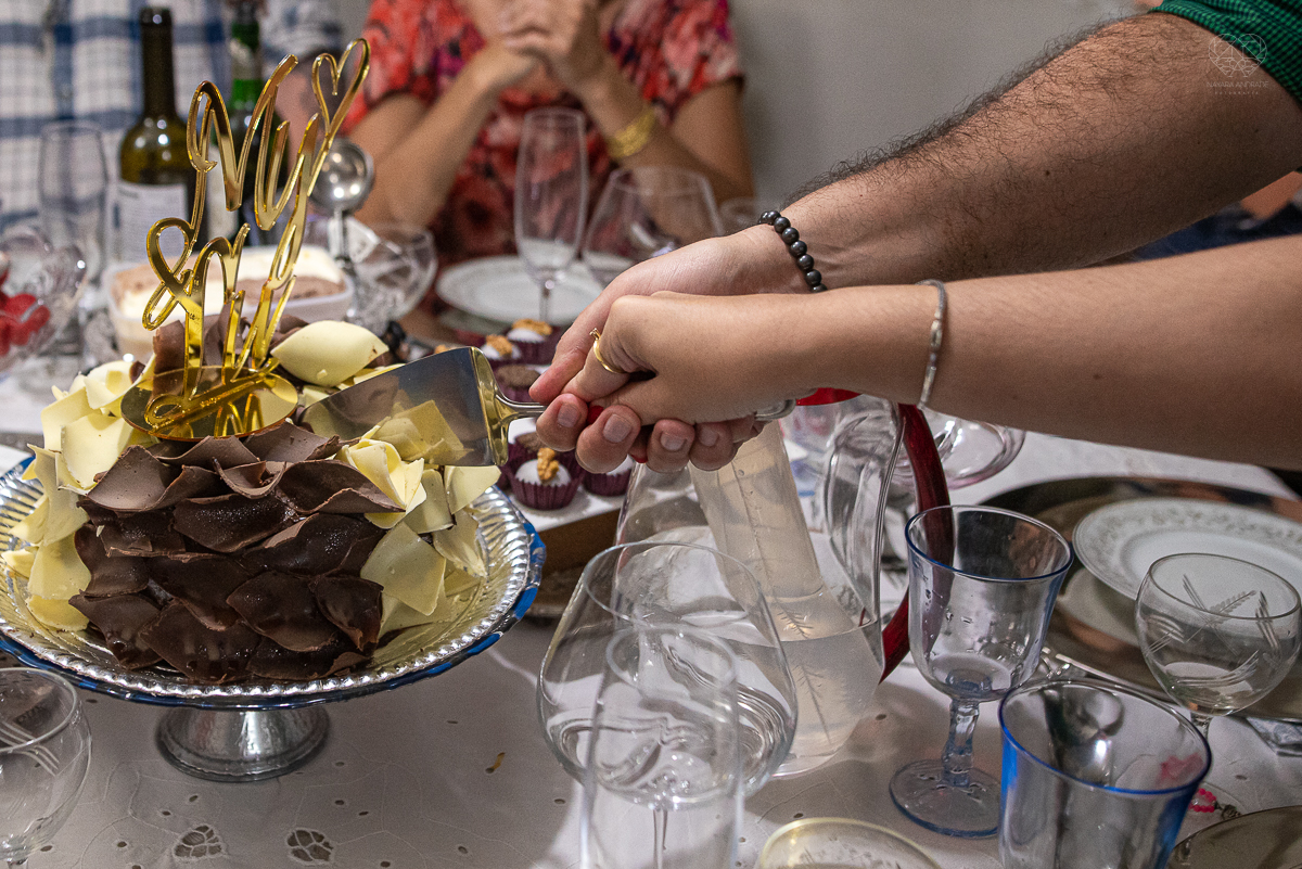 intimate wedding mini wedding feito em casa na cidade de santos fotografado pela fotografa premiada internacionalmente Nayara Andrade fotografia making of de noiva e noivo e jantar na casa da familia