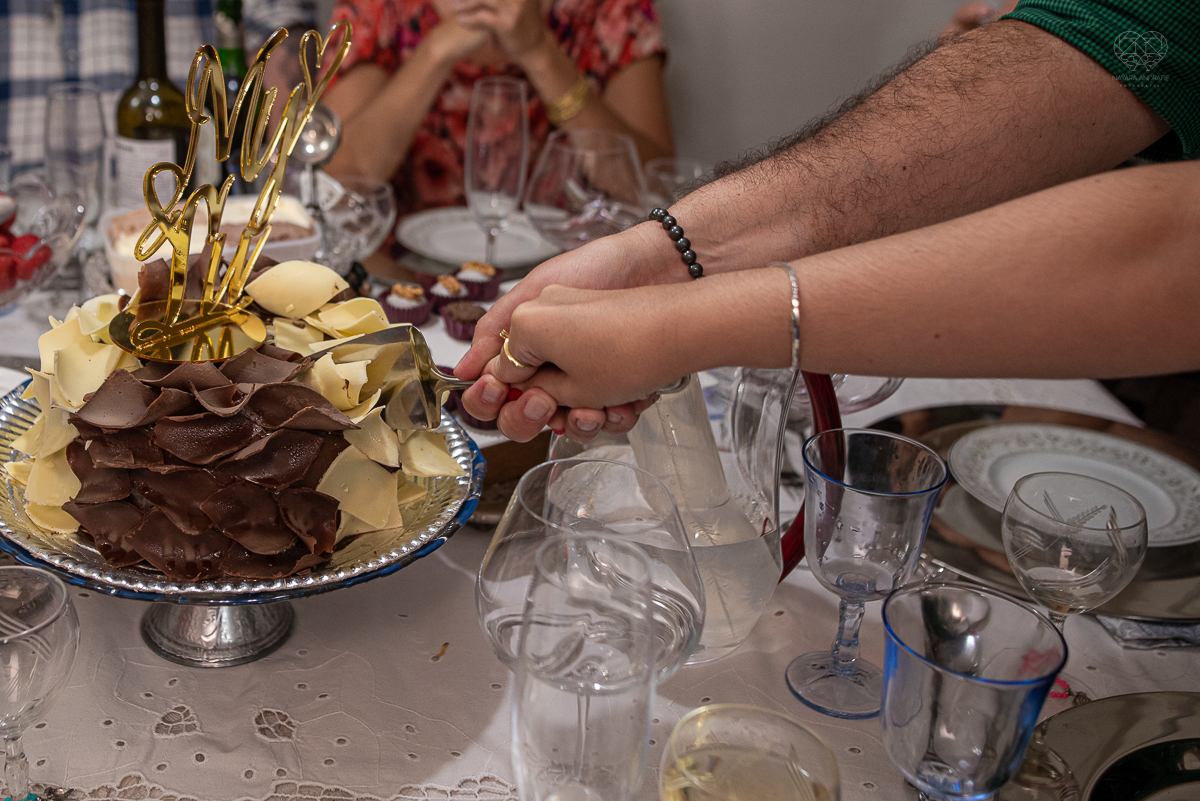intimate wedding mini wedding feito em casa na cidade de santos fotografado pela fotografa premiada internacionalmente Nayara Andrade fotografia making of de noiva e noivo e jantar na casa da familia