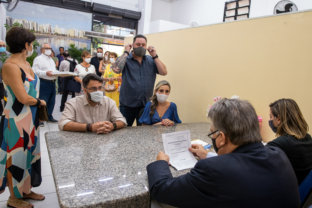 intimate wedding mini wedding feito em casa na cidade de santos fotografado pela fotografa premiada internacionalmente Nayara Andrade fotografia making of de noiva e noivo e jantar na casa da familia