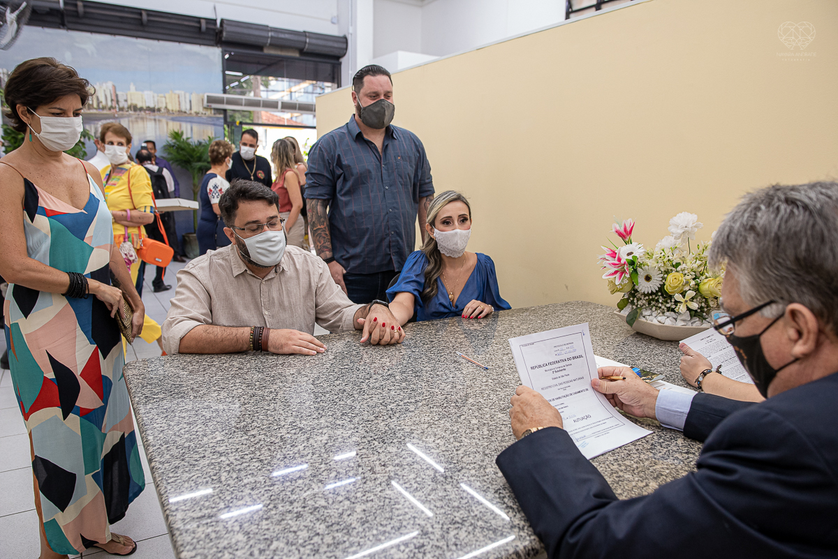 Fotografia de casamento civil cerimonia em meio a pandemia com mascara no cartorio de santos intimate wedding mini wedding feito em casa na cidade de santos fotografado pela fotografa premiada internacionalmente Nayara Andrade fotografia making of de noiv