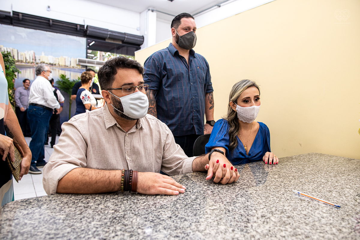 Fotografia de casamento civil cerimonia em meio a pandemia com mascara no cartorio de santos intimate wedding mini wedding feito em casa na cidade de santos fotografado pela fotografa premiada internacionalmente Nayara Andrade fotografia making of de noiv