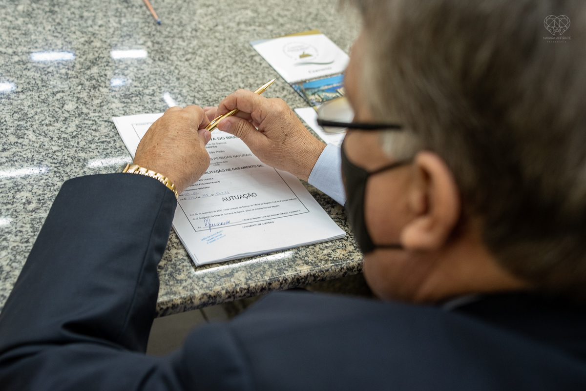 Fotografia de casamento civil cerimonia em meio a pandemia com mascara no cartorio de santos intimate wedding mini wedding feito em casa na cidade de santos fotografado pela fotografa premiada internacionalmente Nayara Andrade fotografia making of de noiv