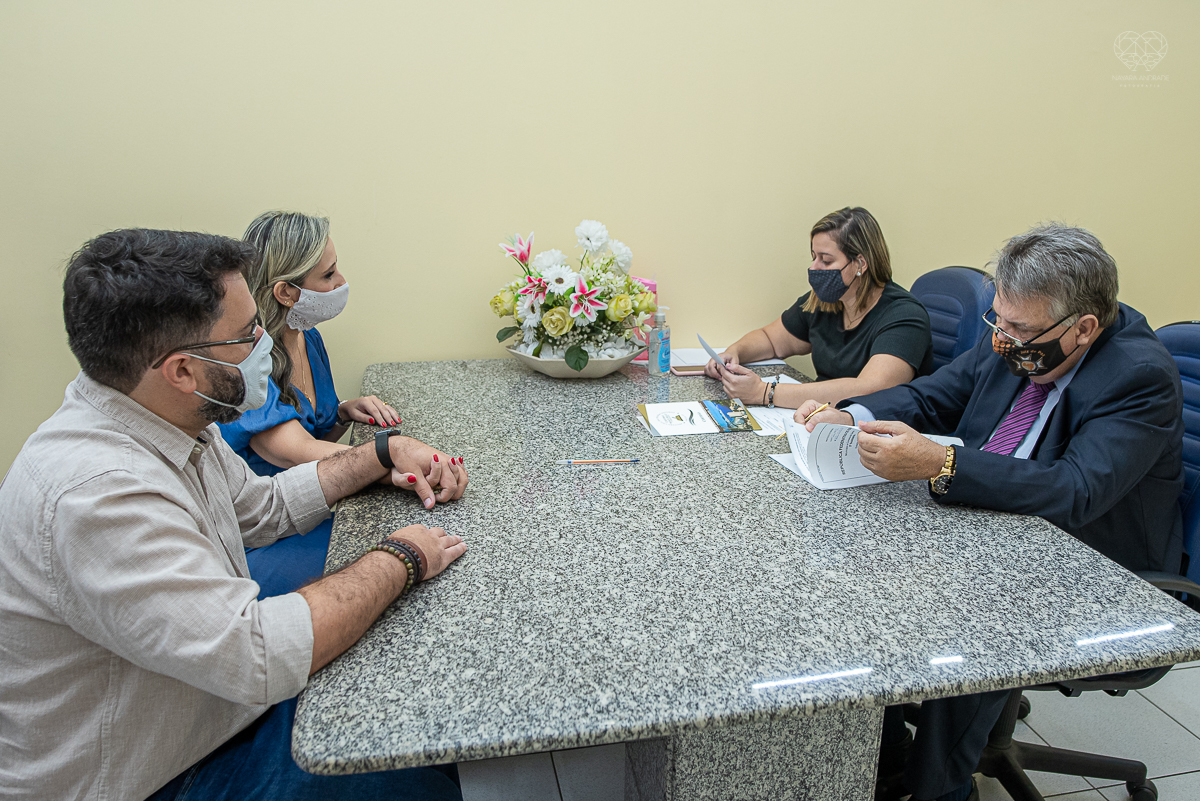 Fotografia de casamento civil cerimonia em meio a pandemia com mascara no cartorio de santos intimate wedding mini wedding feito em casa na cidade de santos fotografado pela fotografa premiada internacionalmente Nayara Andrade fotografia making of de noiv