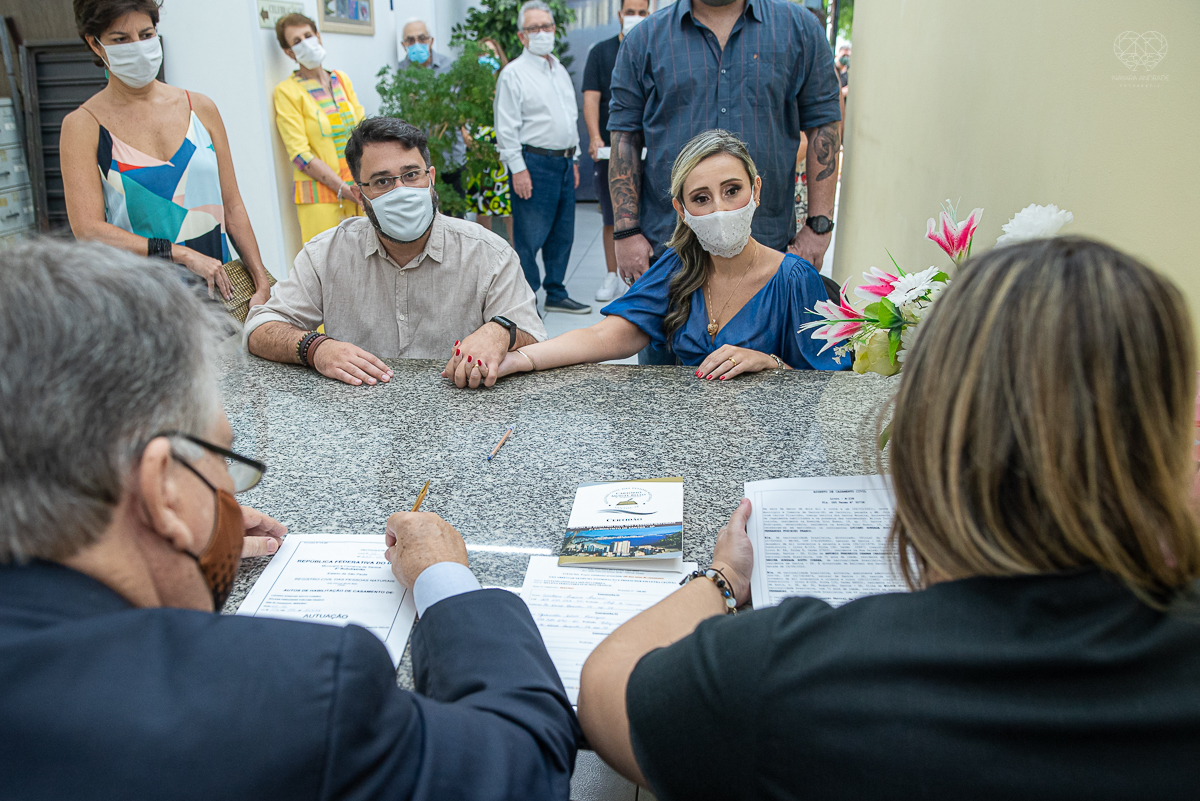 Fotografia de casamento civil cerimonia em meio a pandemia com mascara no cartorio de santos intimate wedding mini wedding feito em casa na cidade de santos fotografado pela fotografa premiada internacionalmente Nayara Andrade fotografia making of de noiv