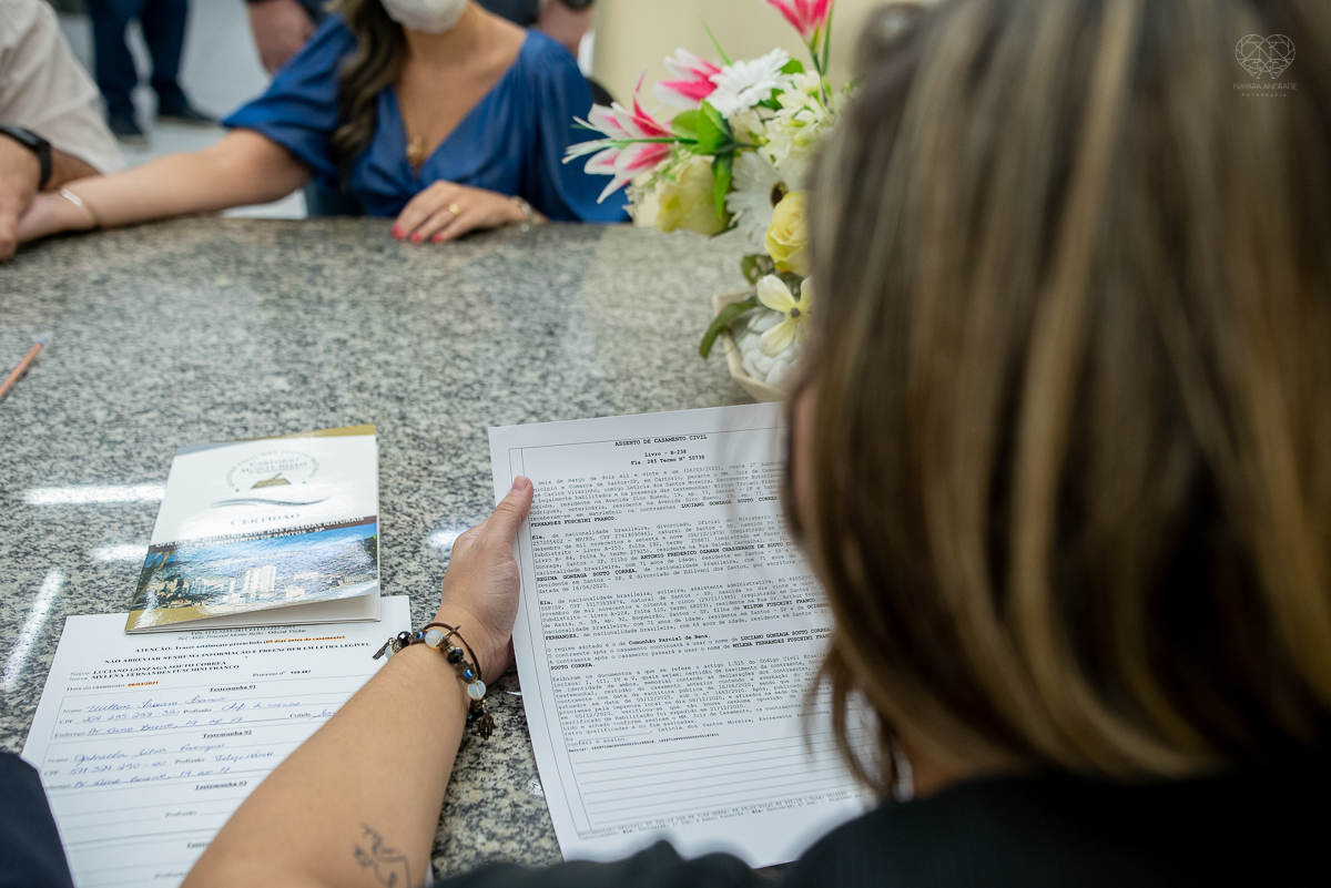 Fotografia de casamento civil cerimonia em meio a pandemia com mascara no cartorio de santos intimate wedding mini wedding feito em casa na cidade de santos fotografado pela fotografa premiada internacionalmente Nayara Andrade fotografia making of de noiv