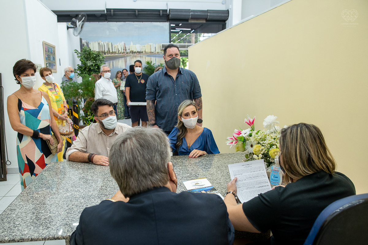Fotografia de casamento civil cerimonia em meio a pandemia com mascara no cartorio de santos intimate wedding mini wedding feito em casa na cidade de santos fotografado pela fotografa premiada internacionalmente Nayara Andrade fotografia making of de noiv