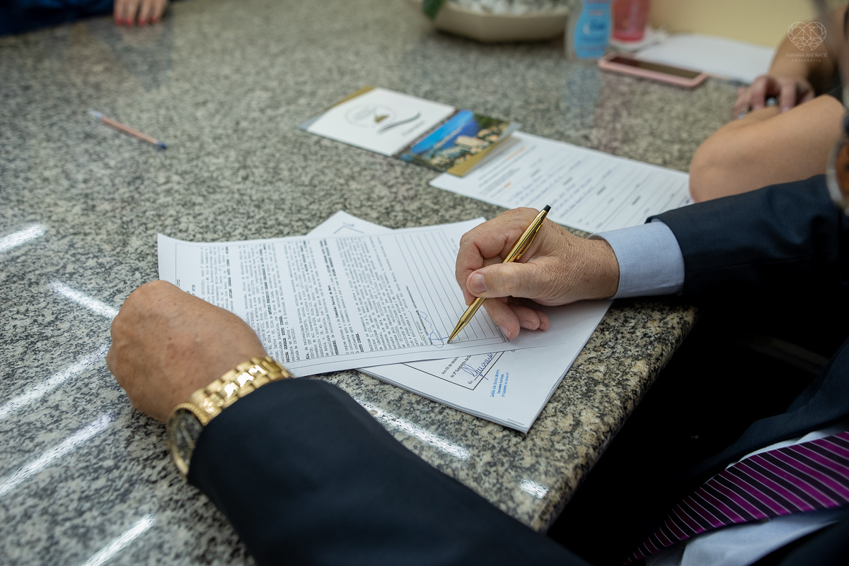 Fotografia de casamento civil cerimonia em meio a pandemia com mascara no cartorio de santos intimate wedding mini wedding feito em casa na cidade de santos fotografado pela fotografa premiada internacionalmente Nayara Andrade fotografia making of de noiv