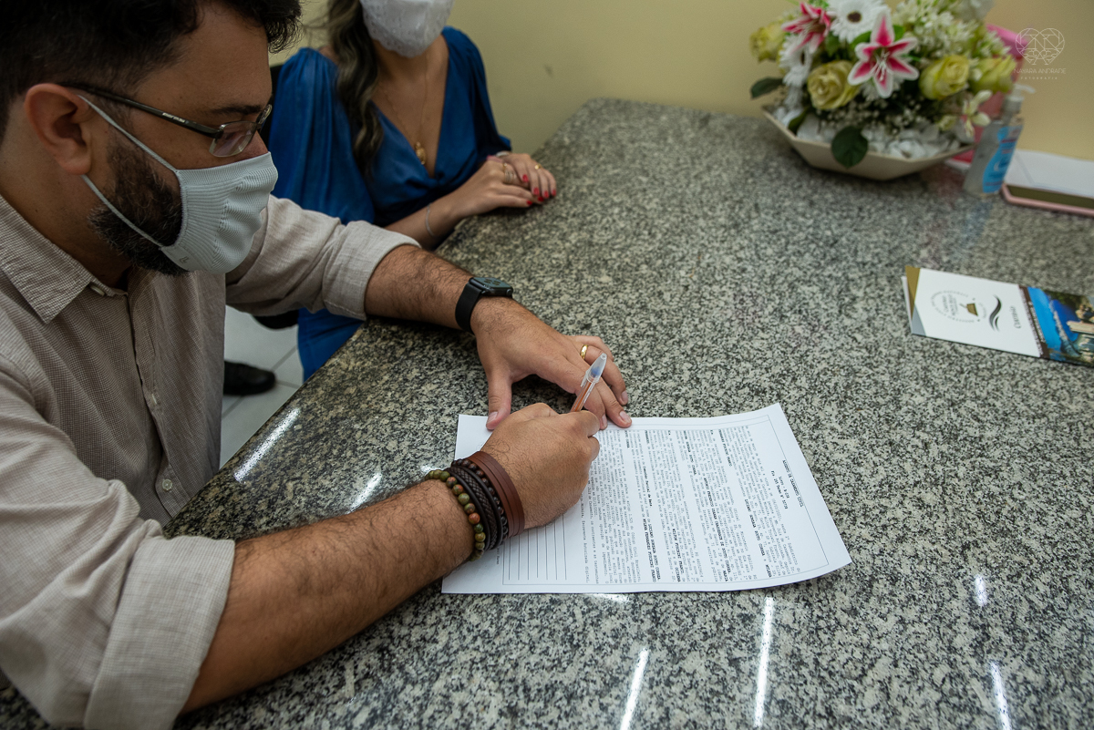 Fotografia de casamento civil cerimonia em meio a pandemia com mascara no cartorio de santos intimate wedding mini wedding feito em casa na cidade de santos fotografado pela fotografa premiada internacionalmente Nayara Andrade fotografia making of de noiv