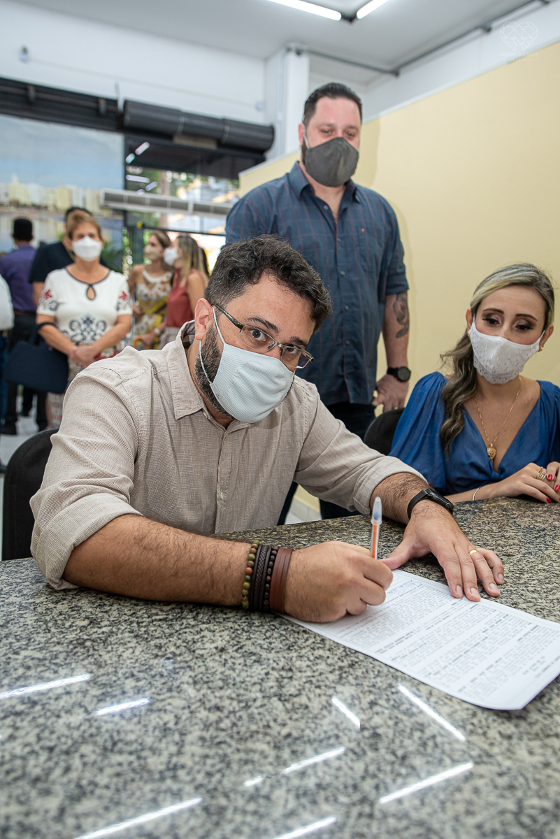 Fotografia de casamento civil cerimonia em meio a pandemia com mascara no cartorio de santos intimate wedding mini wedding feito em casa na cidade de santos fotografado pela fotografa premiada internacionalmente Nayara Andrade fotografia making of de noiv