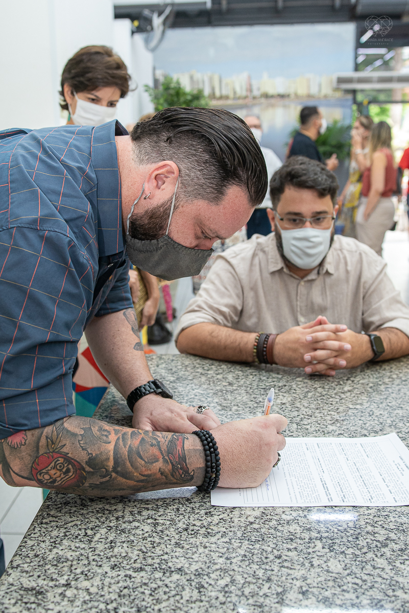 Fotografia de casamento civil cerimonia em meio a pandemia com mascara no cartorio de santos intimate wedding mini wedding feito em casa na cidade de santos fotografado pela fotografa premiada internacionalmente Nayara Andrade fotografia making of de noiv