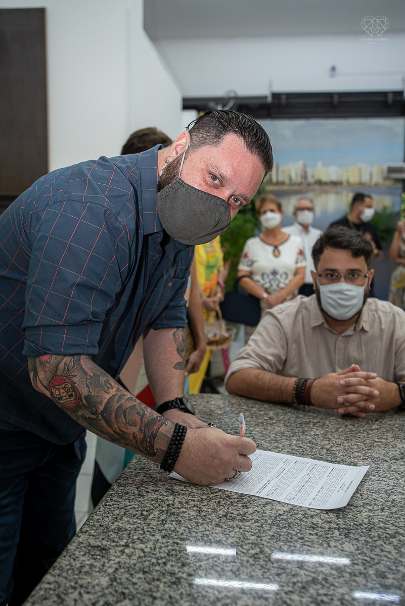 Fotografia de casamento civil cerimonia em meio a pandemia com mascara no cartorio de santos intimate wedding mini wedding feito em casa na cidade de santos fotografado pela fotografa premiada internacionalmente Nayara Andrade fotografia making of de noiv