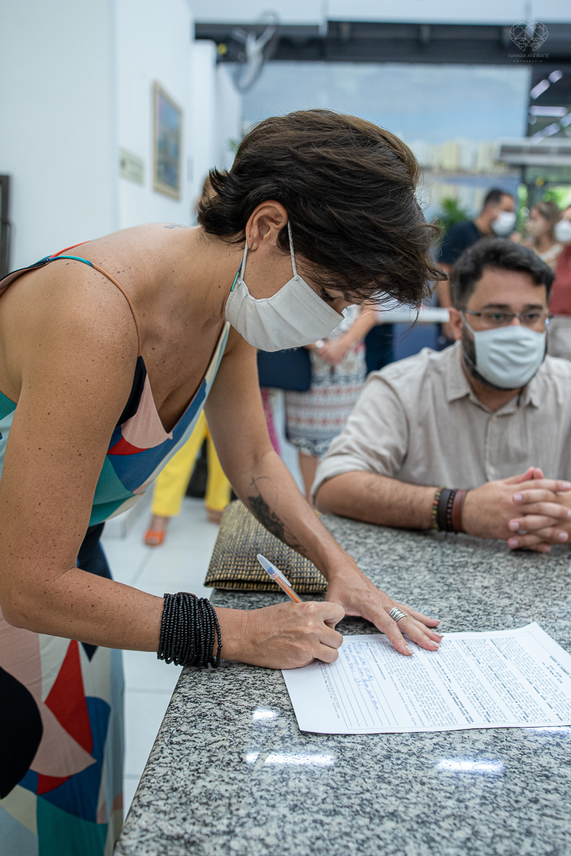Fotografia de casamento civil cerimonia em meio a pandemia com mascara no cartorio de santos intimate wedding mini wedding feito em casa na cidade de santos fotografado pela fotografa premiada internacionalmente Nayara Andrade fotografia making of de noiv