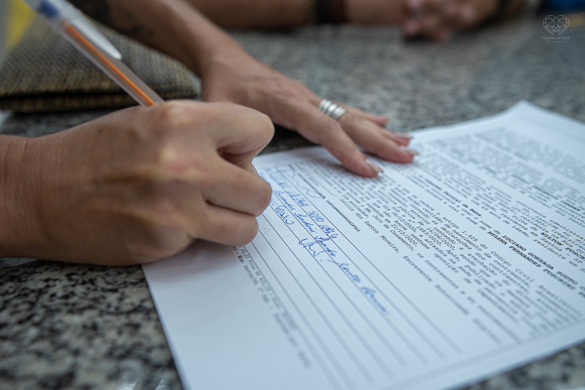 Fotografia de casamento civil cerimonia em meio a pandemia com mascara no cartorio de santos intimate wedding mini wedding feito em casa na cidade de santos fotografado pela fotografa premiada internacionalmente Nayara Andrade fotografia making of de noiv
