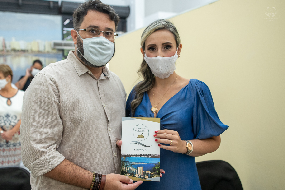 Fotografia de casamento civil cerimonia em meio a pandemia com mascara no cartorio de santos intimate wedding mini wedding feito em casa na cidade de santos fotografado pela fotografa premiada internacionalmente Nayara Andrade fotografia making of de noiv