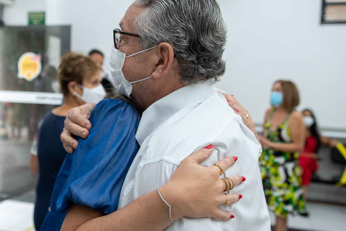 Fotografia de casamento civil cerimonia em meio a pandemia com mascara no cartorio de santos intimate wedding mini wedding feito em casa na cidade de santos fotografado pela fotografa premiada internacionalmente Nayara Andrade fotografia making of de noiv