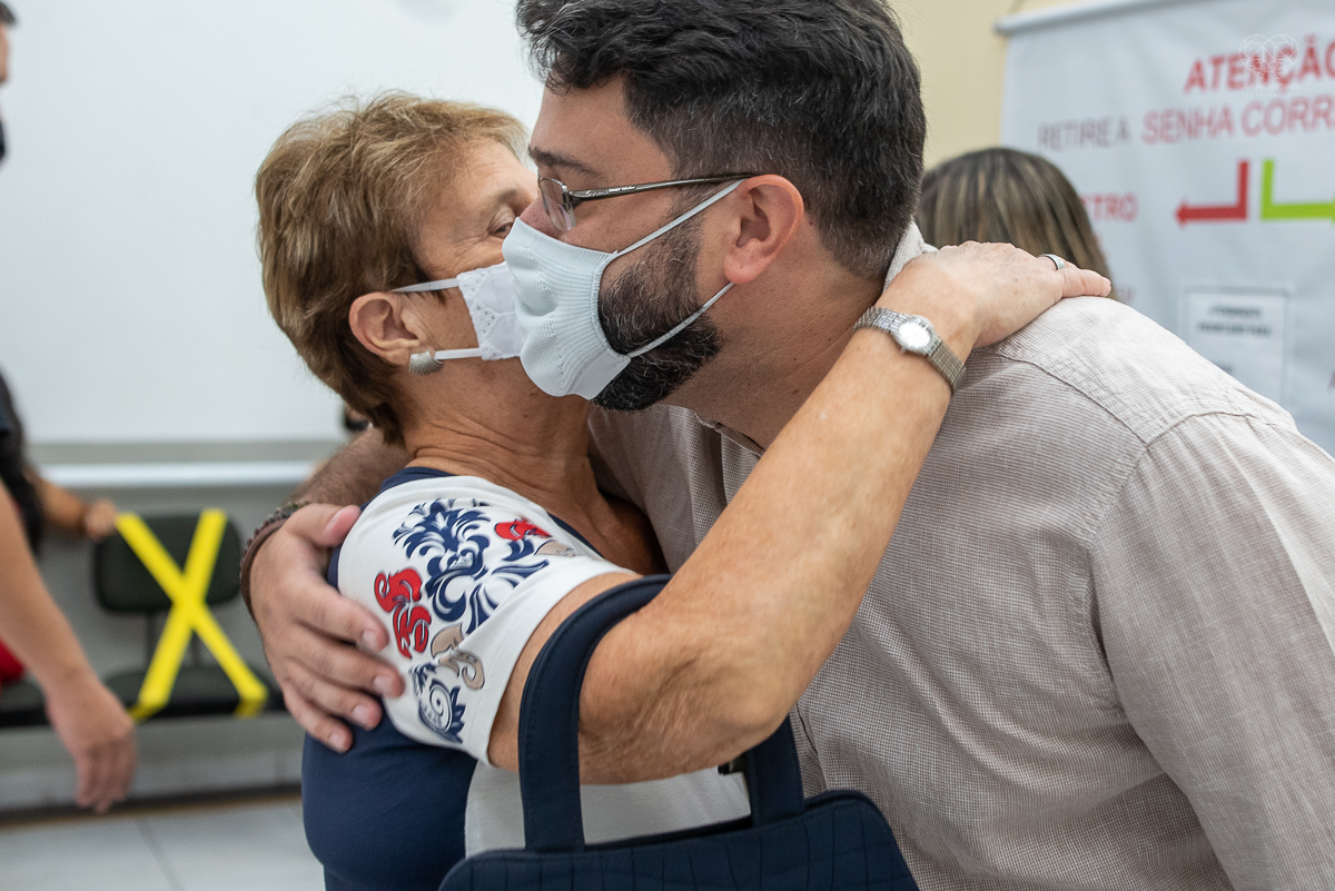 Fotografia de casamento civil cerimonia em meio a pandemia com mascara no cartorio de santos intimate wedding mini wedding feito em casa na cidade de santos fotografado pela fotografa premiada internacionalmente Nayara Andrade fotografia making of de noiv
