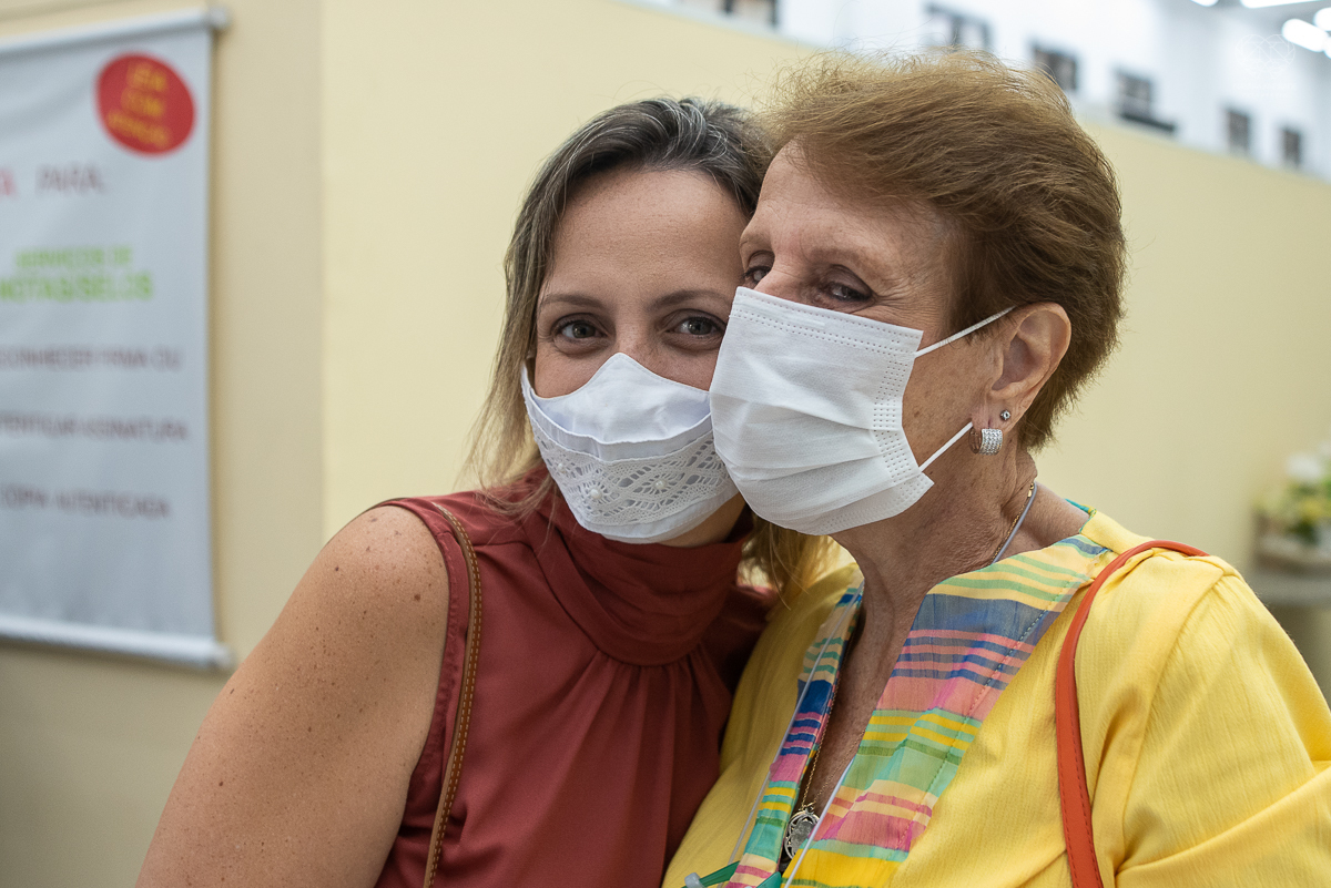 Fotografia de casamento civil cerimonia em meio a pandemia com mascara no cartorio de santos intimate wedding mini wedding feito em casa na cidade de santos fotografado pela fotografa premiada internacionalmente Nayara Andrade fotografia making of de noiv