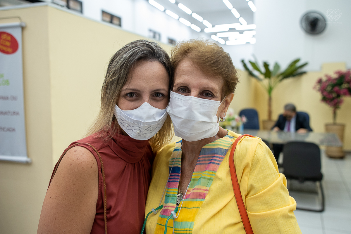 Fotografia de casamento civil cerimonia em meio a pandemia com mascara no cartorio de santos intimate wedding mini wedding feito em casa na cidade de santos fotografado pela fotografa premiada internacionalmente Nayara Andrade fotografia making of de noiv