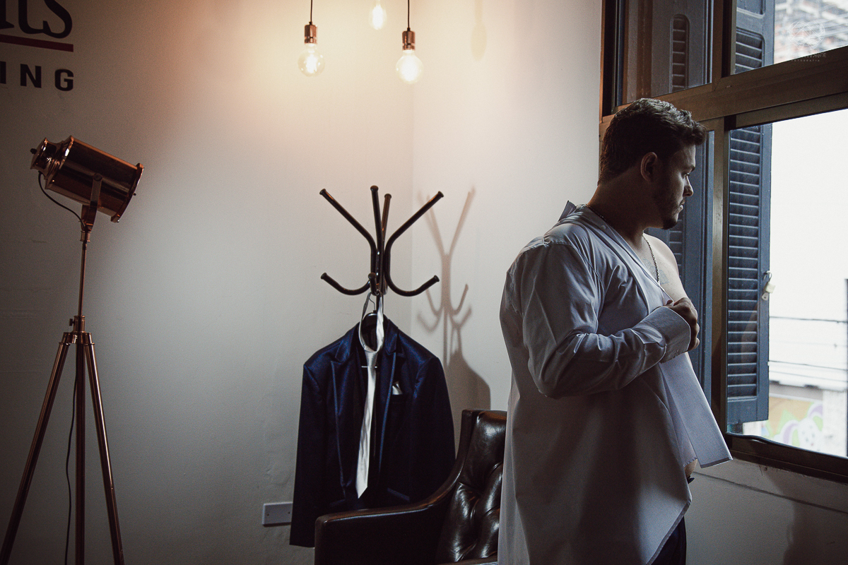 Making of de noiva detalhes de cabelo penteado e maquiagem feitos pela fotografa premiada nayara andrade noiva classica de coroa no guaruja santos litoral de sao paulo